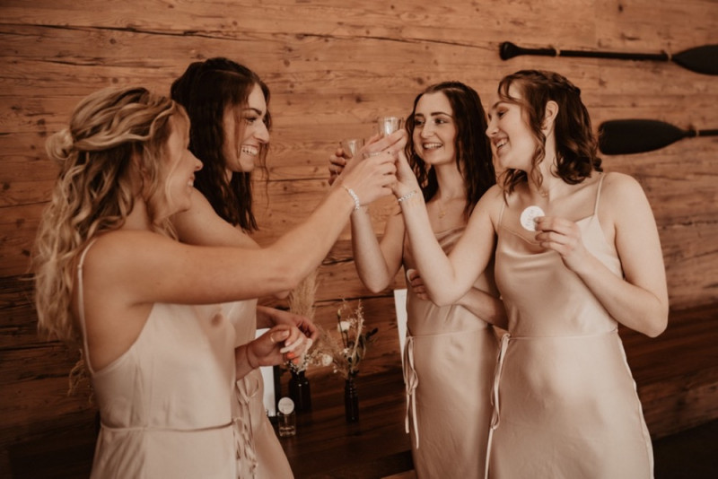 Eine trendy Bohohochzeit im Sommer am See samt Boho-Hochzeitszelt