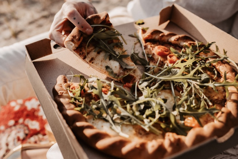 Eine trendy Bohohochzeit im Sommer am See samt Boho-Hochzeitszelt