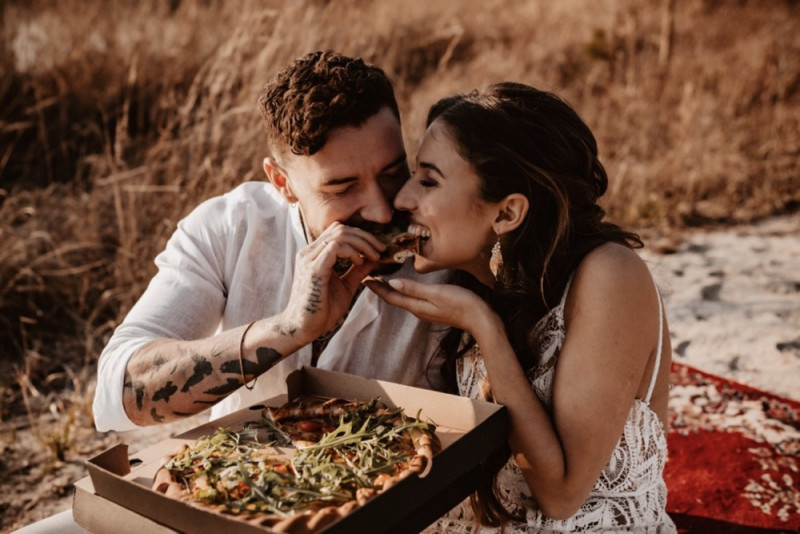 Eine trendy Bohohochzeit im Sommer am See samt Boho-Hochzeitszelt