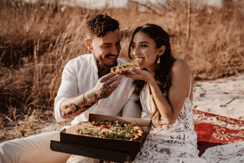 Eine trendy Bohohochzeit im Sommer am See samt Boho-Hochzeitszelt