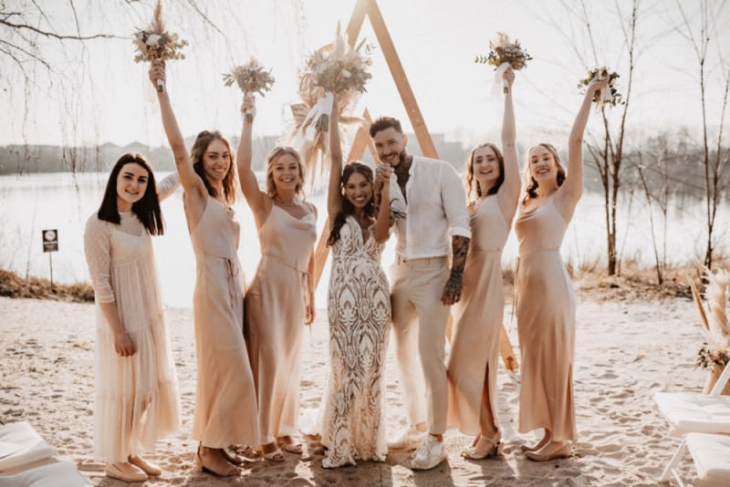 Eine trendy Bohohochzeit im Sommer am See samt Boho-Hochzeitszelt
