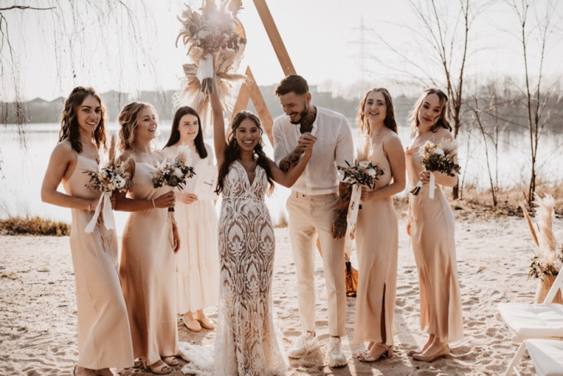 Eine trendy Bohohochzeit im Sommer am See samt Boho-Hochzeitszelt