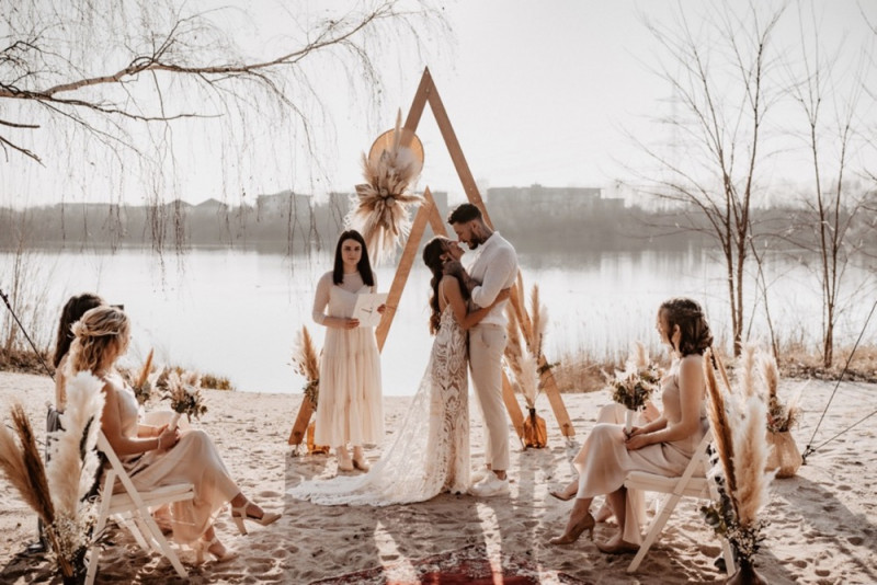 Eine trendy Bohohochzeit im Sommer am See samt Boho-Hochzeitszelt