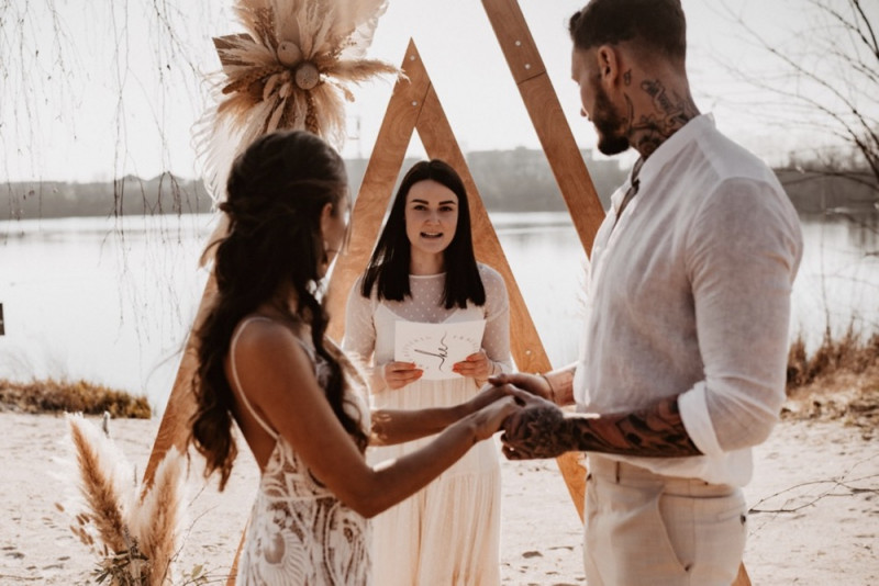 Eine trendy Bohohochzeit im Sommer am See samt Boho-Hochzeitszelt
