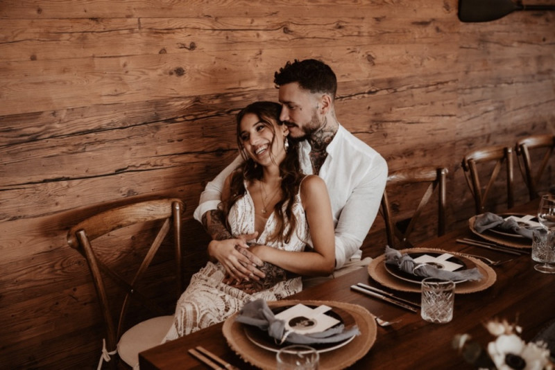 Eine trendy Bohohochzeit im Sommer am See samt Boho-Hochzeitszelt