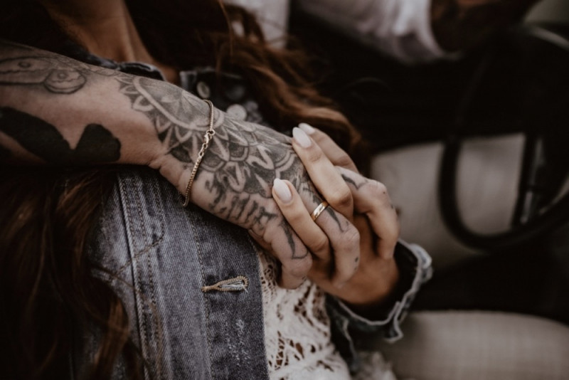 Eine trendy Bohohochzeit im Sommer am See samt Boho-Hochzeitszelt