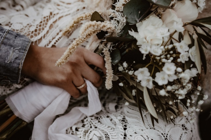 Eine trendy Bohohochzeit im Sommer am See samt Boho-Hochzeitszelt