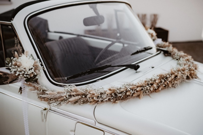 Eine trendy Bohohochzeit im Sommer am See samt Boho-Hochzeitszelt
