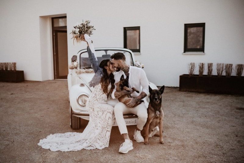 Eine trendy Bohohochzeit im Sommer am See samt Boho-Hochzeitszelt