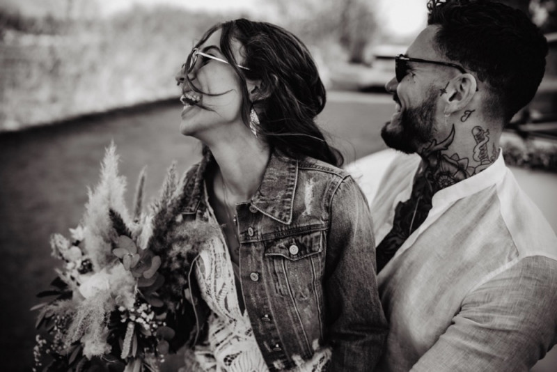 Eine trendy Bohohochzeit im Sommer am See samt Boho-Hochzeitszelt