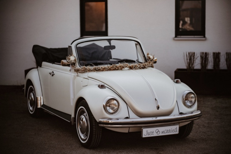 Eine trendy Bohohochzeit im Sommer am See samt Boho-Hochzeitszelt