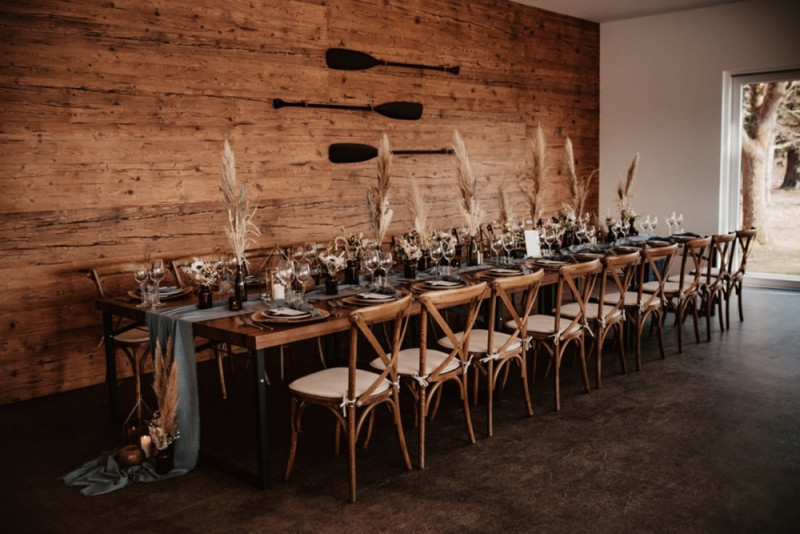 Eine trendy Bohohochzeit im Sommer am See samt Boho-Hochzeitszelt