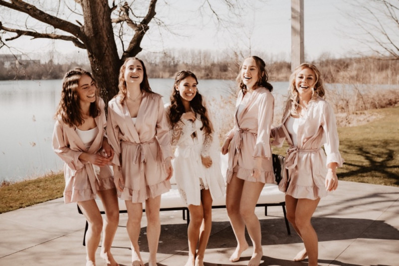 Eine trendy Bohohochzeit im Sommer am See samt Boho-Hochzeitszelt