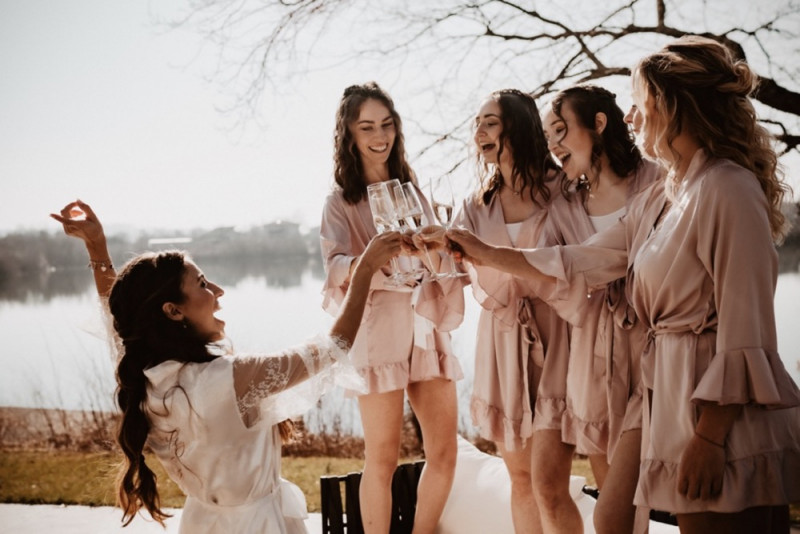 Eine trendy Bohohochzeit im Sommer am See samt Boho-Hochzeitszelt