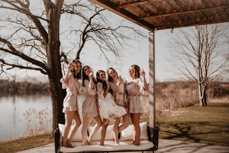 Eine trendy Bohohochzeit im Sommer am See samt Boho-Hochzeitszelt