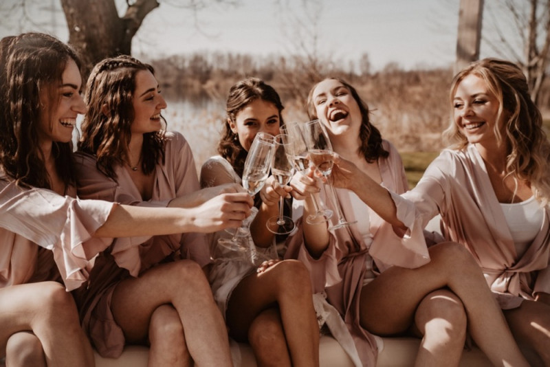 Eine trendy Bohohochzeit im Sommer am See samt Boho-Hochzeitszelt