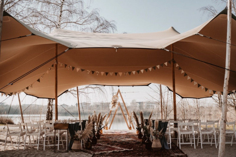 Eine trendy Bohohochzeit im Sommer am See samt Boho-Hochzeitszelt