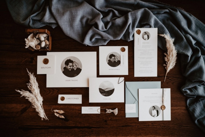 Eine trendy Bohohochzeit im Sommer am See samt Boho-Hochzeitszelt Hochzeitseinladungen, Hochzeitspapeterie