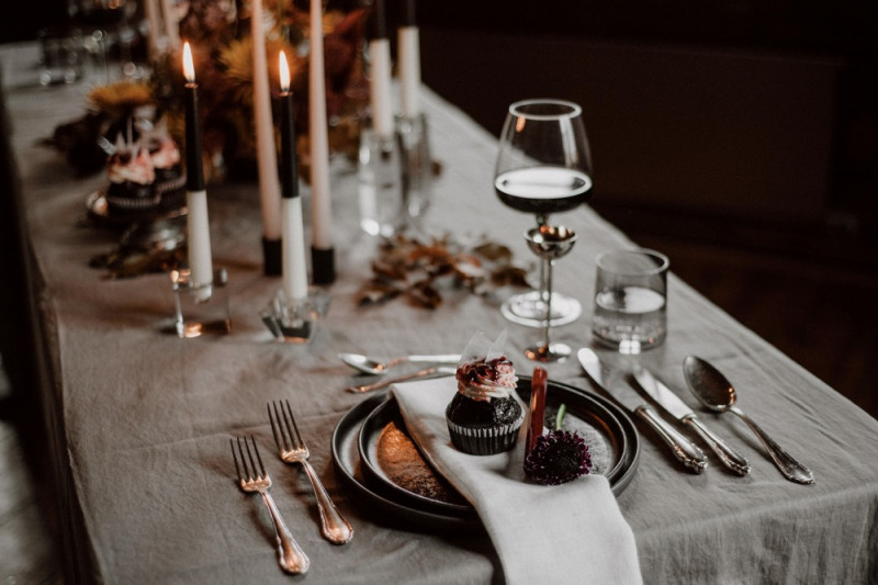 Eine extravagante Vampir Hochzeit zu Halloween samt Party und Kostümideen, Vampirbräutigam und Vampirbraut