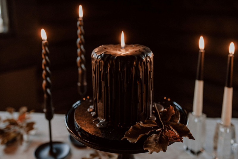 Eine extravagante Vampir Hochzeit zu Halloween samt Party und Kostümideen, Vampirbräutigam und Vampirbraut Halloweentorte, Halloween Hochzeitstorten, Hochzeitstorten Deko Schoko