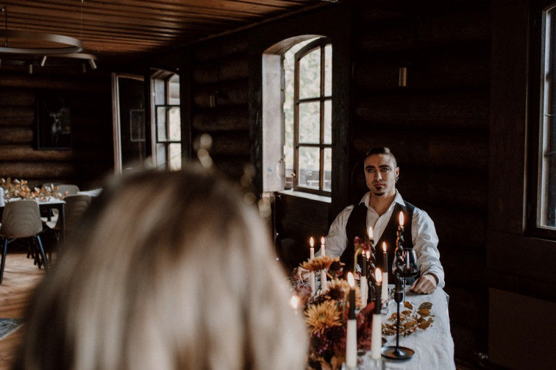Eine extravagante Vampir Hochzeit zu Halloween samt Party und Kostümideen, Vampirbräutigam und Vampirbraut