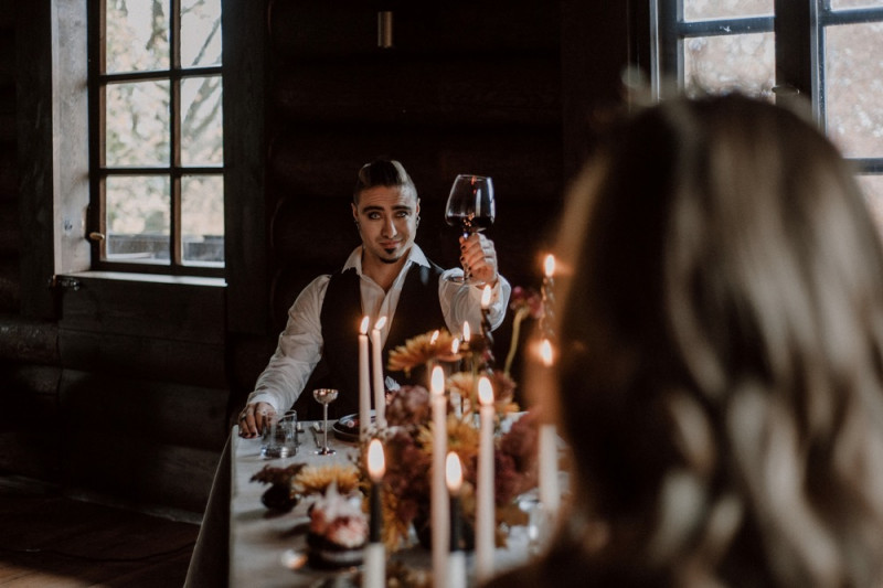Eine extravagante Vampir Hochzeit zu Halloween samt Party und Kostümideen, Vampirbräutigam und Vampirbraut