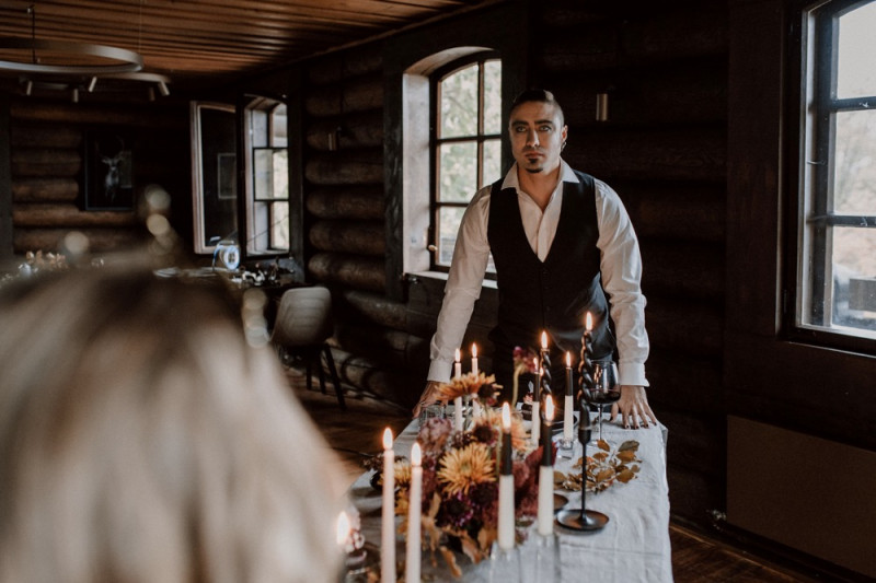 Eine extravagante Vampir Hochzeit zu Halloween samt Party und Kostümideen, Vampirbräutigam und Vampirbraut