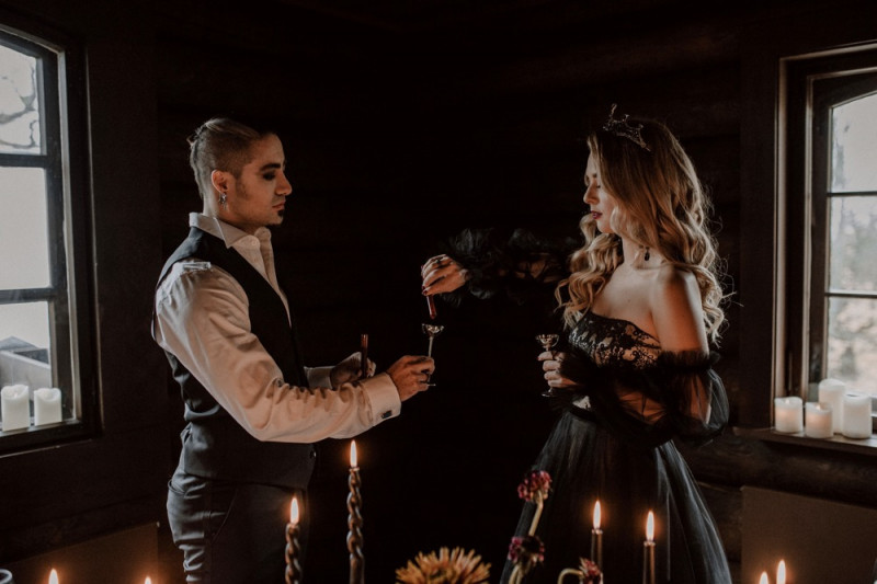 Eine extravagante Vampir Hochzeit zu Halloween samt Party und Kostümideen, Vampirbräutigam und Vampirbraut