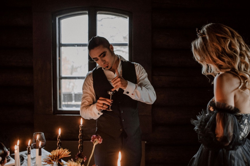 Eine extravagante Vampir Hochzeit zu Halloween samt Party und Kostümideen, Vampirbräutigam und Vampirbraut