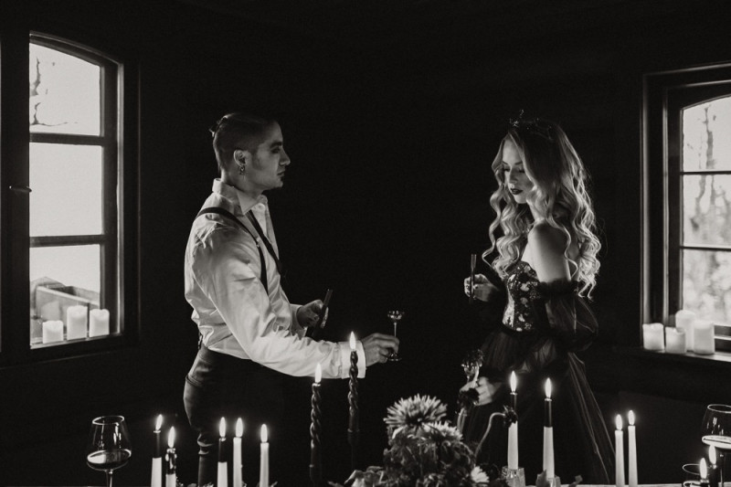 Eine extravagante Vampir Hochzeit zu Halloween samt Party und Kostümideen, Vampirbräutigam und Vampirbraut