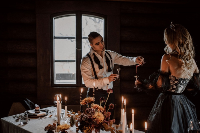 Eine extravagante Vampir Hochzeit zu Halloween samt Party und Kostümideen, Vampirbräutigam und Vampirbraut