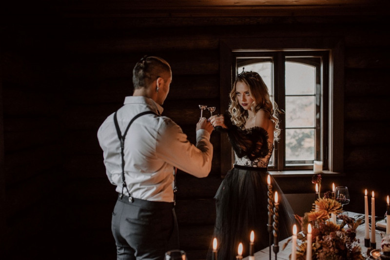 Eine extravagante Vampir Hochzeit zu Halloween samt Party und Kostümideen, Vampirbräutigam und Vampirbraut