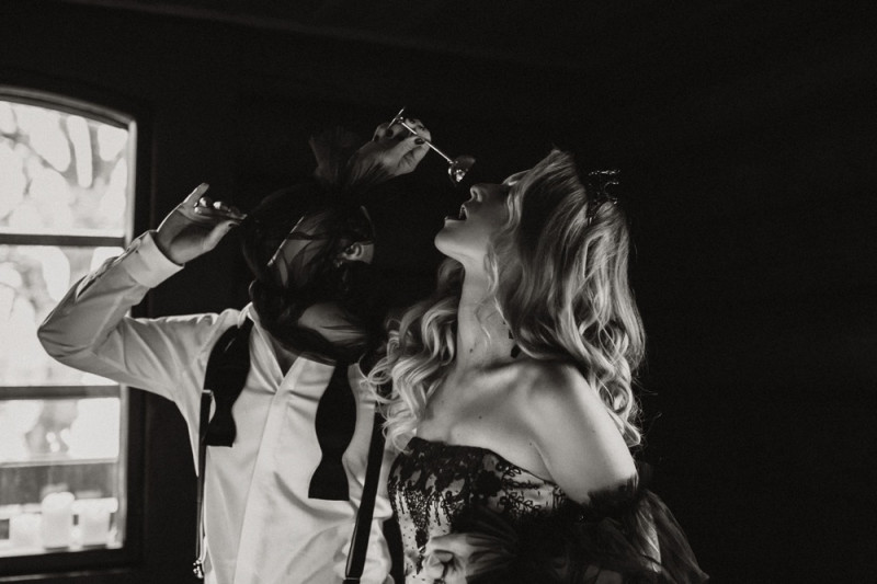 Eine extravagante Vampir Hochzeit zu Halloween samt Party und Kostümideen, Vampirbräutigam und Vampirbraut