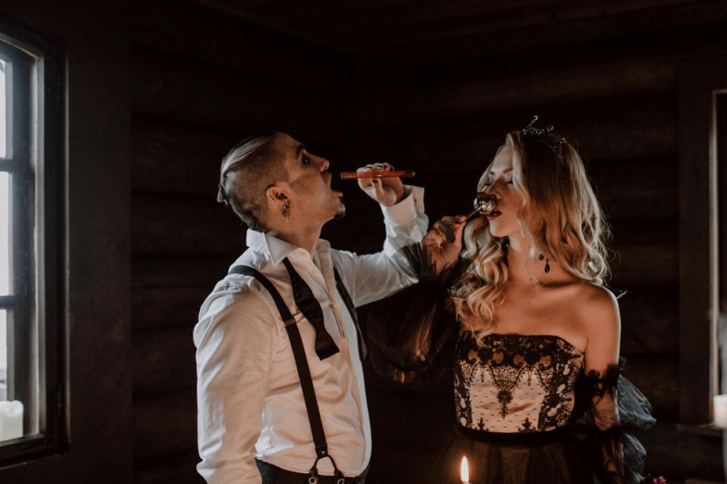 Eine extravagante Vampir Hochzeit zu Halloween samt Party und Kostümideen, Vampirbräutigam und Vampirbraut