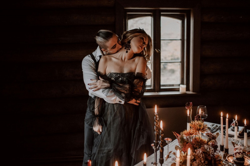 Eine extravagante Vampir Hochzeit zu Halloween samt Party und Kostümideen, Vampirbräutigam und Vampirbraut