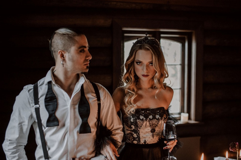 Eine extravagante Vampir Hochzeit zu Halloween samt Party und Kostümideen, Vampirbräutigam und Vampirbraut