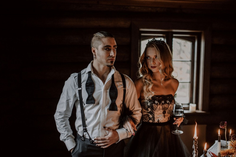 Eine extravagante Vampir Hochzeit zu Halloween samt Party und Kostümideen, Vampirbräutigam und Vampirbraut