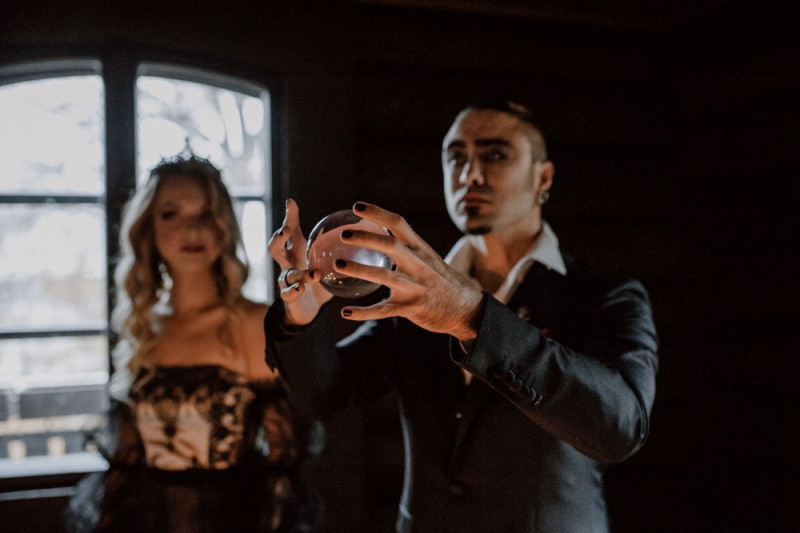 Eine extravagante Vampir Hochzeit zu Halloween samt Party und Kostümideen, Vampirbräutigam und Vampirbraut
