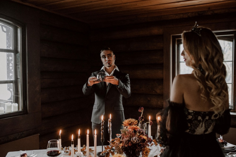 Eine extravagante Vampir Hochzeit zu Halloween samt Party und Kostümideen, Vampirbräutigam und Vampirbraut