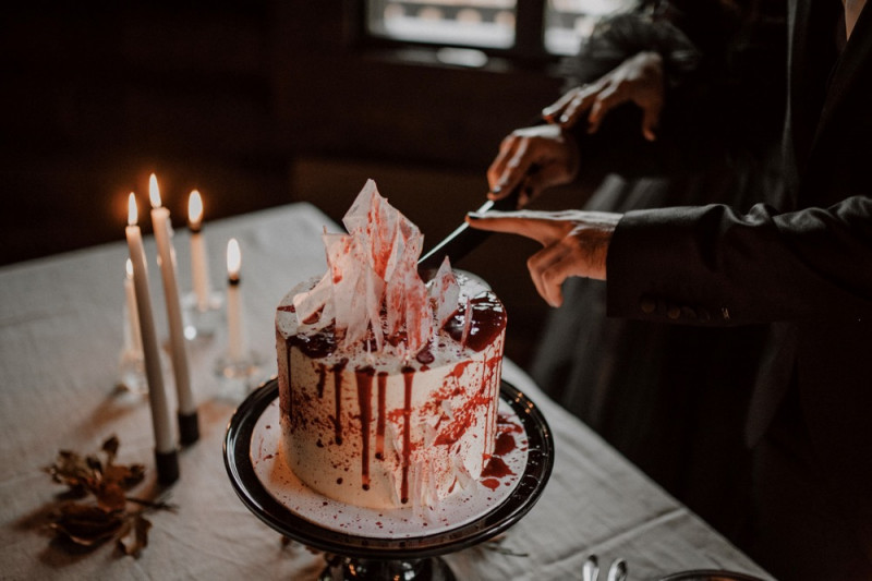 Eine extravagante Vampir Hochzeit zu Halloween samt Party und Kostümideen, Vampirbräutigam und Vampirbraut