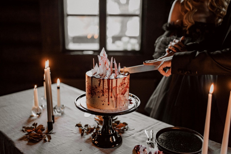 Eine extravagante Vampir Hochzeit zu Halloween samt Party und Kostümideen, Vampirbräutigam und Vampirbraut