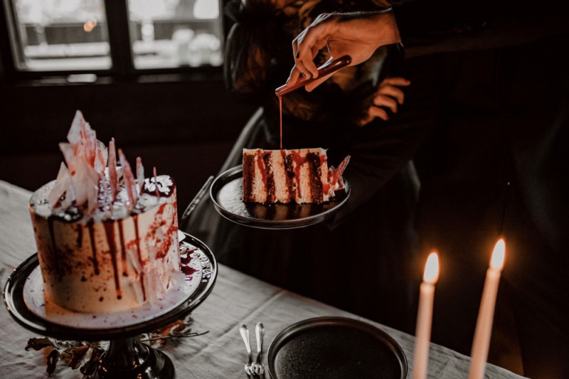 Eine extravagante Vampir Hochzeit zu Halloween samt Party und Kostümideen, Vampirbräutigam und Vampirbraut