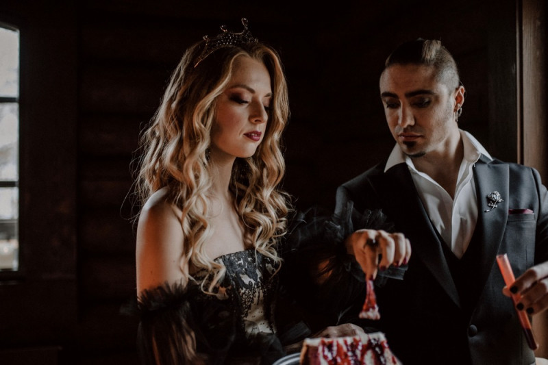 Eine extravagante Vampir Hochzeit zu Halloween samt Party und Kostümideen, Vampirbräutigam und Vampirbraut