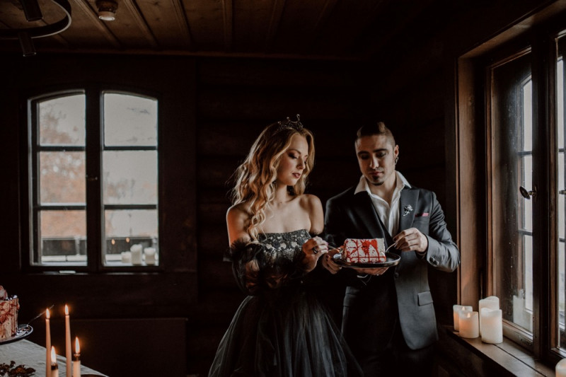 Eine extravagante Vampir Hochzeit zu Halloween samt Party und Kostümideen, Vampirbräutigam und Vampirbraut