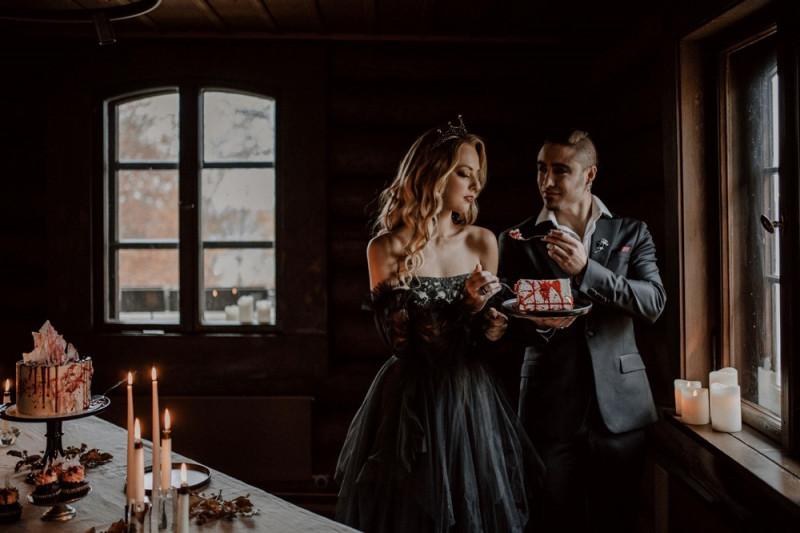 Eine extravagante Vampir Hochzeit zu Halloween samt Party und Kostümideen, Vampirbräutigam und Vampirbraut