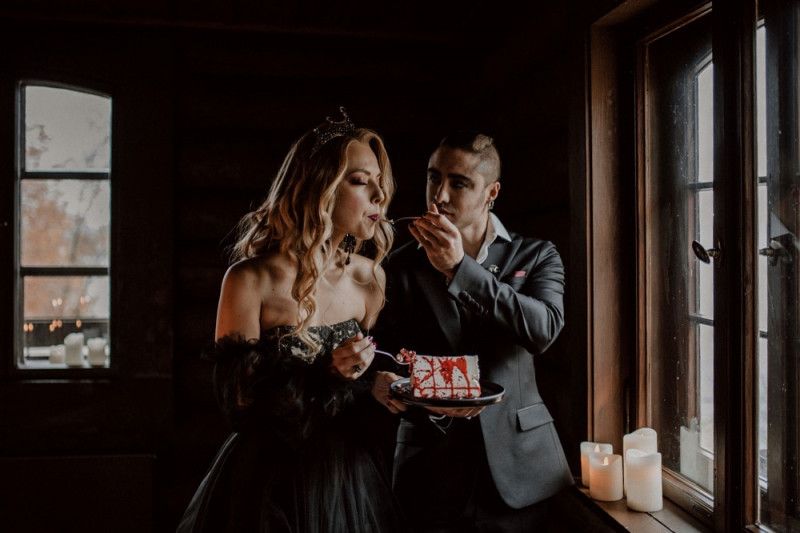 Eine extravagante Vampir Hochzeit zu Halloween samt Party und Kostümideen, Vampirbräutigam und Vampirbraut