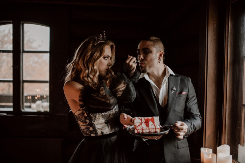 Eine extravagante Vampir Hochzeit zu Halloween samt Party und Kostümideen, Vampirbräutigam und Vampirbraut