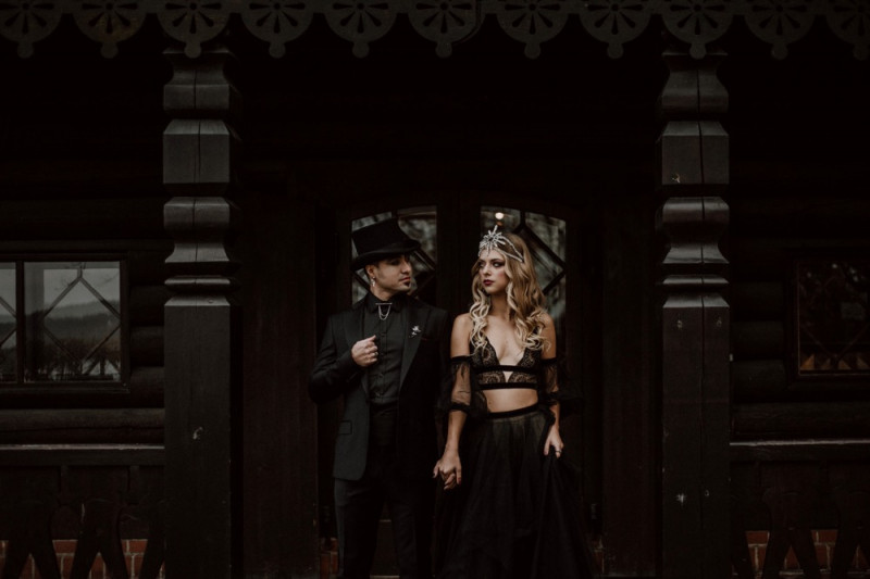 Eine extravagante Vampir Hochzeit zu Halloween samt Party und Kostümideen, Vampirbräutigam und Vampirbraut