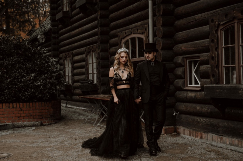 Eine extravagante Vampir Hochzeit zu Halloween samt Party und Kostümideen, Vampirbräutigam und Vampirbraut