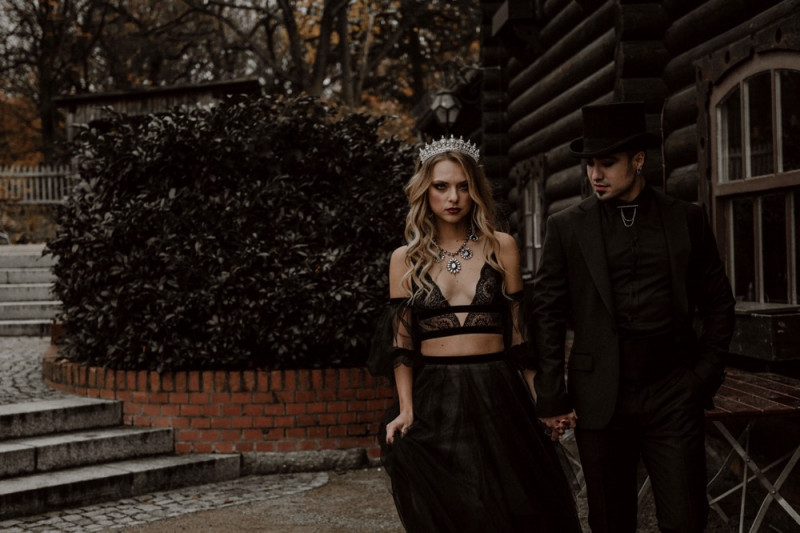Eine extravagante Vampir Hochzeit zu Halloween samt Party und Kostümideen, Vampirbräutigam und Vampirbraut
